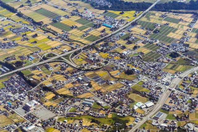 魚津市の街並みを空撮